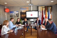 La consejera de Educación, Juventud y Deportes se reúne con el presidente de la Federación regional de Piragüismo