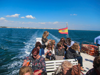 Casi 300 mujeres participan en una ruta guiada por el Mar Menor para conocer los valores ambientales de la laguna