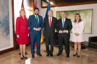 El jefe del Ejecutivo regional y el presidente de la Fundación Bancaria 'LaCaixa' firman un convenio de colaboración en materia social, educativa y cultural (1)