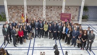El presidenteomunidad, Fernando López Miras, junto a los miembros de los grupos parlamentarios que han hecho posible la aprobación de la reforma del Estatuto de Autonomía.