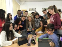 La consejera de Educación, Juventud y Deportes, Adela Martínez-Cachá, junto a varios alumnos en uno de los centros digitales de la Región de Murcia