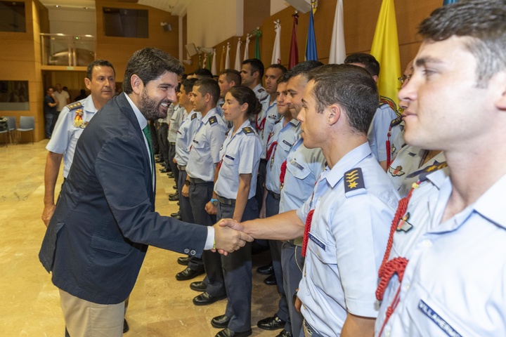 Fernando López Miras recibe a los alumnos que han concluido su periodo de formación en la Academia General del Aire de San Javier
