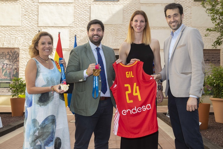 López Miras recibe a la murciana Laura Gil, campeona de Europa con la selección española femenina de baloncesto