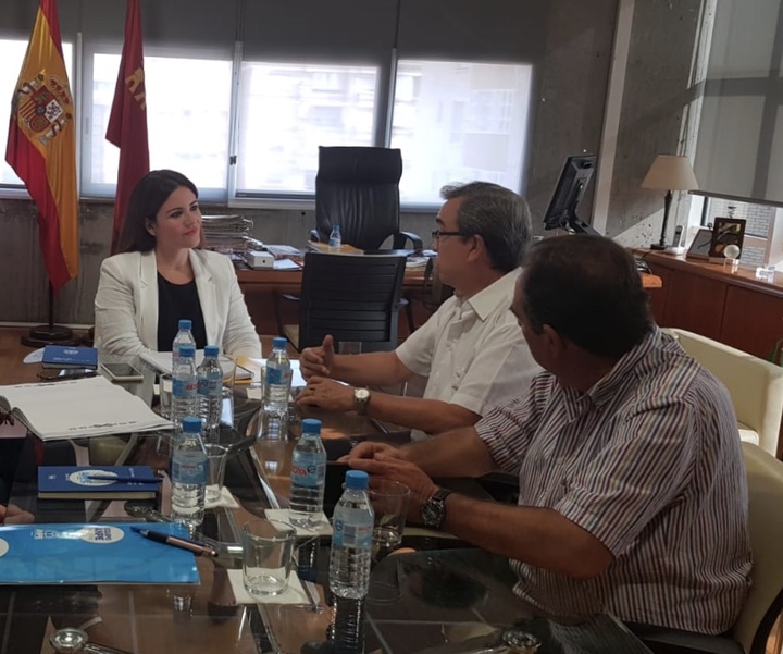 La consejera de Educación y Cultura, Esperanza Moreno, se reúne con el presidente del sindicato de enseñanza ANPE, Clemente Hernández