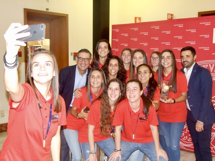 Cristina Sánchez felicita a las campeonas de Europa del equipo de fútbol sala de la Universidad de Murcia