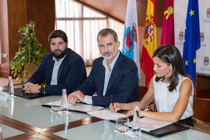 El jefe del Ejecutivo regional acompañó a Sus Majestades los Reyes de España en su visita oficial a Los Alcázares, con motivo del fuerte temporal de lluvias sufrido en el municipio (3)