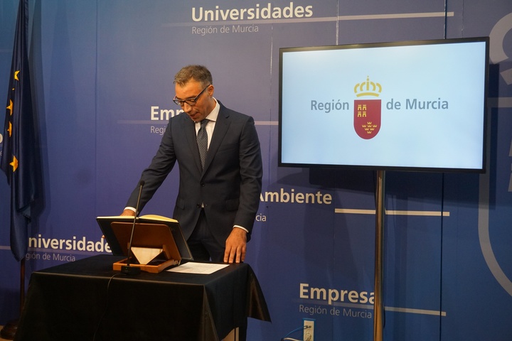 Tomás Fernández toma posesión como nuevo secretario general de la Consejería de Empleo, Investigación y Universidades