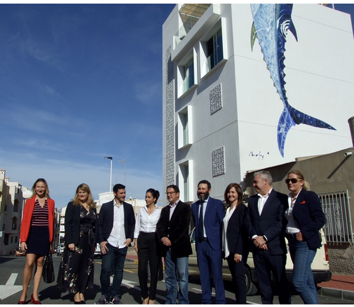 La consejera Cristina Sánchez  durante la visita al hostal Sosiego Mar