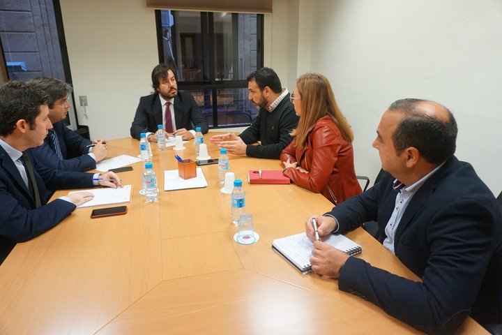 Reunión del consejero de Empleo, Investigación y Universidades, Miguel Motas, con concejales del Ayuntamiento de Cehegín