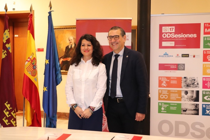 La consejera Beatriz Ballesteros junto al rector de la Universidad de Murcia, José Luján, durante la firma del protocolo de adhesión al foro