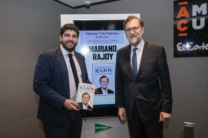 El jefe del Ejecutivo regional, Fernando López Miras, acompaña al expresidente del Gobierno de España, Mariano Rajoy, en la firma de ejemplares de su libro 'Una España mejor'