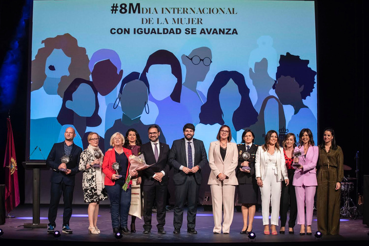 El jefe del Ejecutivo autonómico, Fernando López Miras, preside el acto institucional de entrega de los 'Premios 8 de marzo', con motivo del Día Internacional de la Mujer (1)