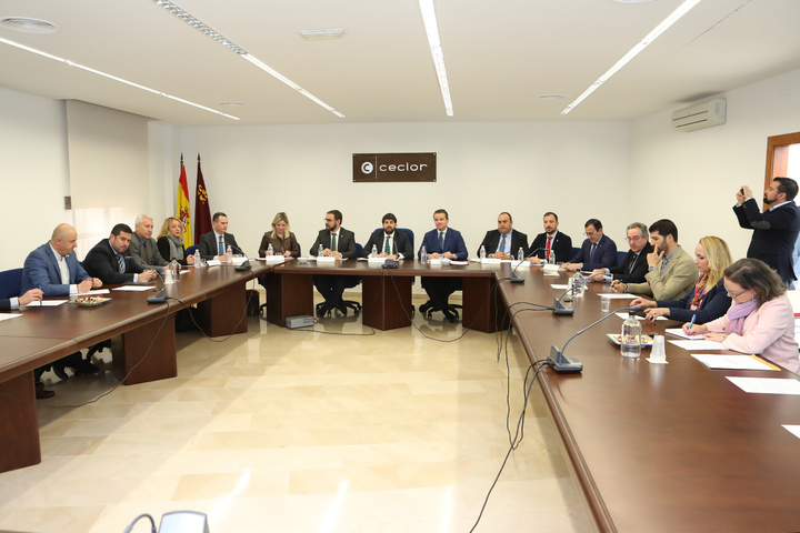 El jefe del Ejecutivo autonómico, Fernando López Miras, preside la reunión de la Comisión de Seguimiento del proyecto para la recuperación del casco histórico de Lorca