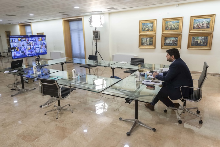 El jefe del Ejecutivo regional, Fernando López Miras, participa en la reunión por vía telemática de dirigentes autonómicos con el presidente del Gobierno central, Pedro Sánchez (1)