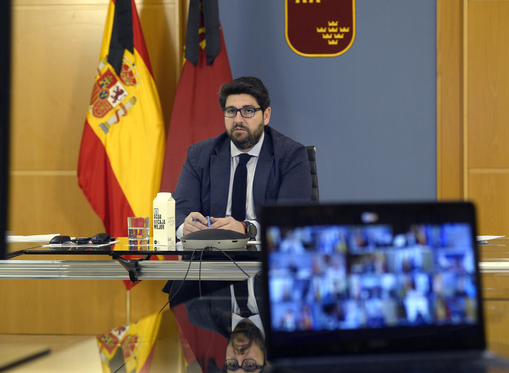El jefe del Ejecutivo regional, Fernando López Miras, participa en la reunión por vía telemática de dirigentes autonómicos con el presidente del Gobierno central, Pedro Sánchez
