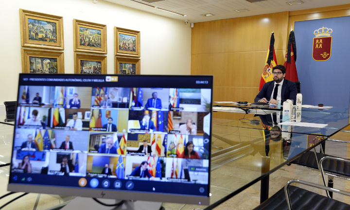 El jefe del Ejecutivo regional, Fernando López Miras, participa en la reunión por vía telemática de dirigentes autonómicos con el presidente del Gobierno central, Pedro Sánchez (3)