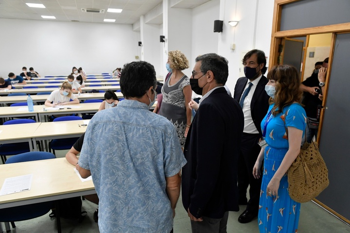El consejero de Empleo, Investigación y Universidades visita sedes de la Evaluación del Bachillerato para el Acceso a la Universidad en Murcia y San Javier
