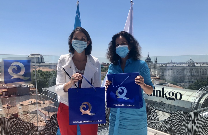 La consejera Cristina Sánchez y la ministra Reyes Maroto, en la entrega oficial de banderas 'Q de Calidad Turística' a playas y puertos deportivos