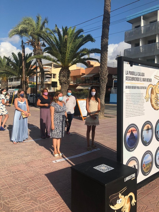 La DG Mar Menor, Miriam Pérez, y representantes de los municipios ribereños, presenta la exposición "La pandilla salada, descubriendo el Mar Menor"