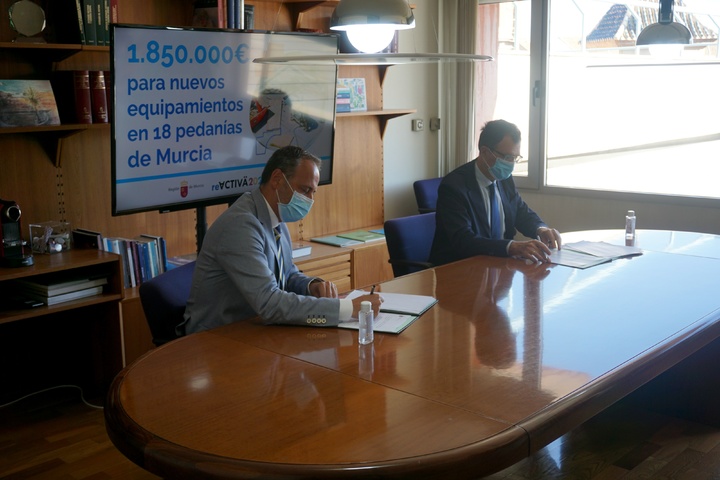 Firma del convenio que da luz verde a 18 obras de renovación de equipamientos municipales en pedanías y barrios de Murcia