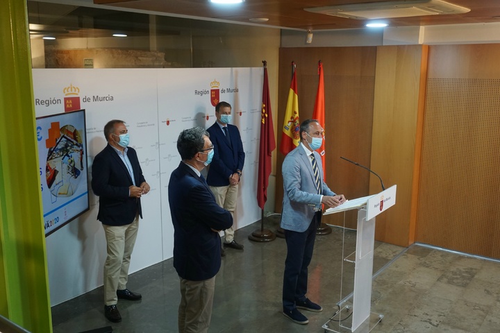 Javier Celdrán y José Ballesta, durante la firma del convenio para poner en marcha obras de mejora en 18 pedanías de Murcia