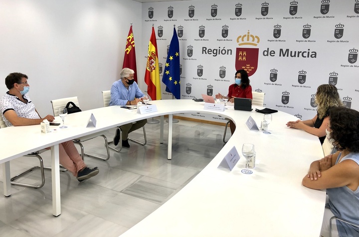 La consejera Cristina Sánchez durante la reunión con los responsables de la Asociación Regional de Agencias de viajes (Amuravi)