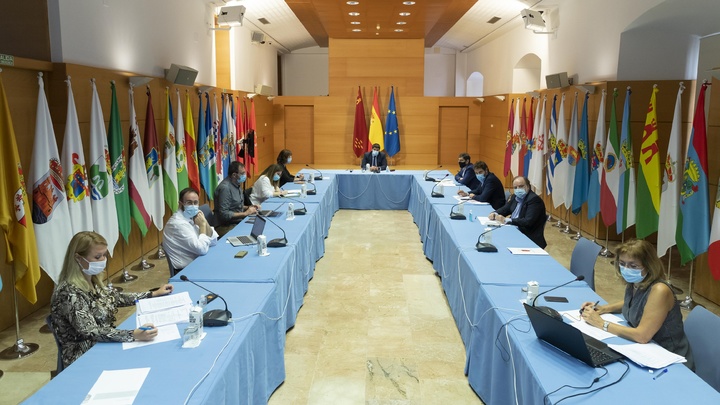 El jefe del Ejecutivo regional, Fernando López Miras, preside la reunión del Comité de Seguimiento Covid-19