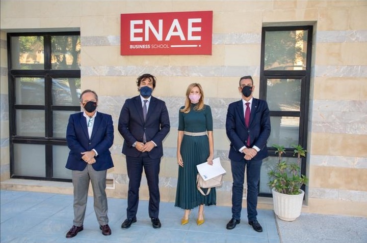 El consejero de Empleo, Investigación y Universidades visitó las instalaciones de Escuela de Negocios de Murcia (ENAE) 3