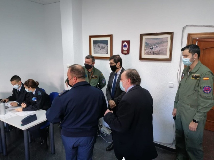 El consejero de Salud visita la Unidad de Vigilancia Epidemiológica del Ejército en la Región de Murcia