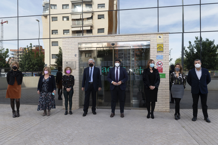 Visita a la sede de la Asociación Española contra el Cáncer en Murcia del presidente López Miras