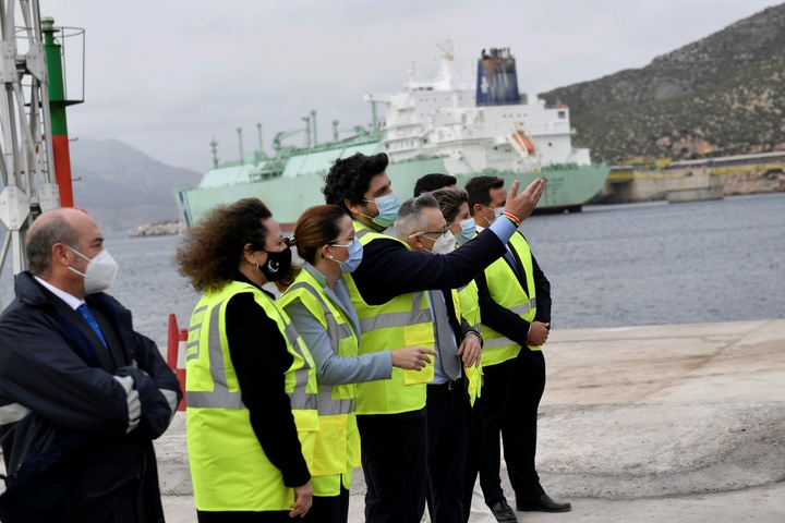El presidente de la Comunidad visita la obra de ampliación del Muelle Príncipe Felipe de Escombreras/2