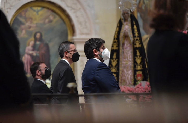 El presidente de la Comunidad, Fernando López Miras, asistió anoche en Lorca a la misa en honor a la Virgen de la Soledad, titular de la Hermandad de la Curia, Paso Negro (1)