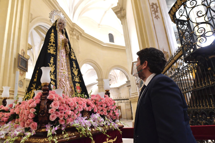 El presidente de la Comunidad, Fernando López Miras, asistió anoche en Lorca a la misa en honor a la Virgen de la Soledad, titular de la Hermandad de la Curia, Paso Negro (2)