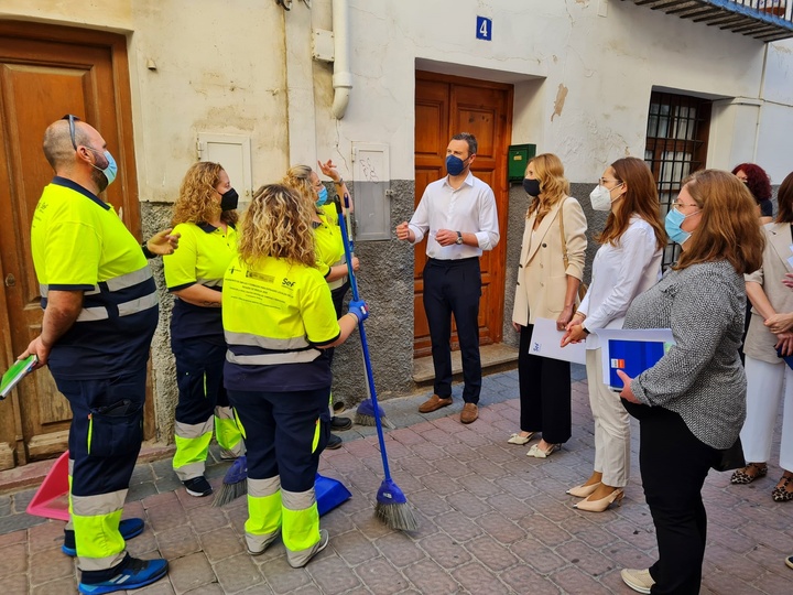 La directora del SEF visita a 15 desempleados de Caravaca de la Cruz que se están formando para trabajar en el sector de la limpieza