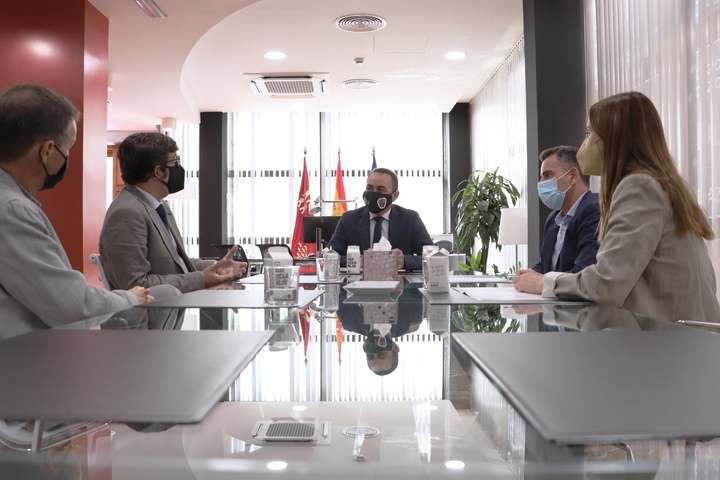El consejero de Transparencia, Participación y Administración Pública se reúne con los directores de la Cátedra de Buen Gobierno de la Universidad de Murcia