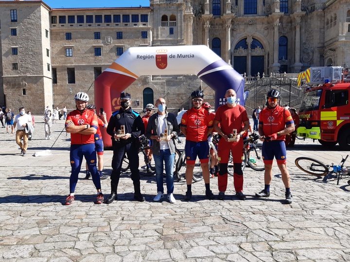 Los bomberos de 'Mi Camino Solidario Non Stop' llegan a Santiago de Compostela (1)