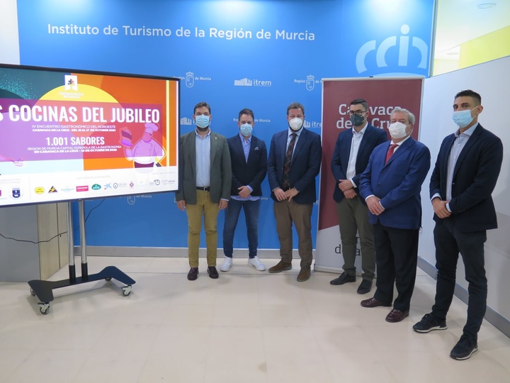 El director del Instituto de Turismo de la Región de Murcia, Itrem, junto con organizadores del evento y patronos de la Fundación Camino de la Cruz, en la presentación de la feria