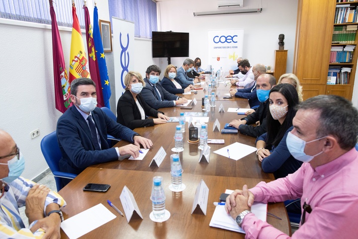López Miras mantiene un encuentro con la presidenta de la Confederación Comarcal de Organizaciones Empresariales de Cartagena (COEC), Ana Correa, y miembros de su junta directiva (2)