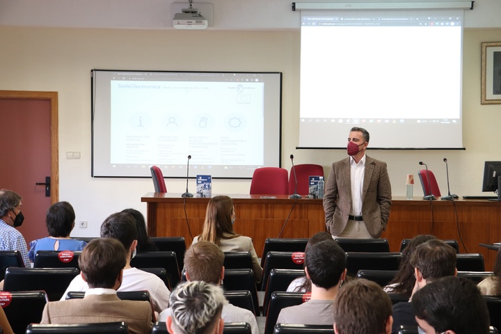 Taller para promover el uso de la sede electrónica entre los estudiantes de la Universidad de Murcia