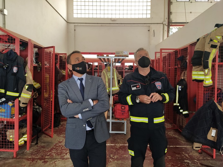 El consejero Antonio Sánchez Lorente visita el parque de bomberos de Los Alcázares