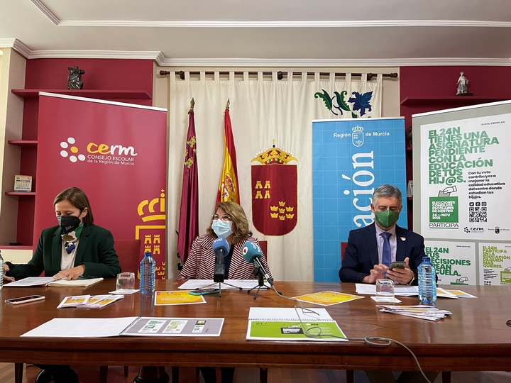 La consejera de Educación y Cultura, María Isabel Campuzano, informa de las elecciones a los Consejos Escolares