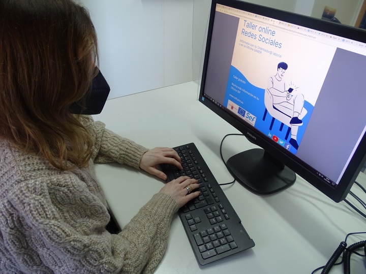 Imagen de una usuaria realizando un curso online del Servicio Regional de Empleo y Formación