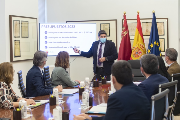 El presidente López Miras, en la reunión del Consejo de Gobierno en la que se ha aprobado el Proyecto de Ley de Presupuestos Generales de la Comunidad...