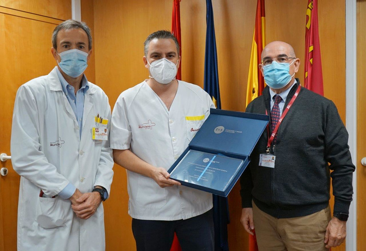 El gerente del área de salud I-Murcia Oeste, Francisco Soriano (d), junto a los doctores Domingo Pascual (i) y Sergio Manzano (c) (1)