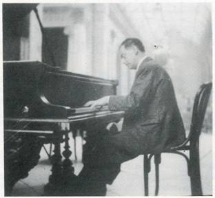 Imagen de José Agüera al piano (revista Cadencia, 1989).