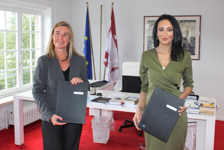 La consejera Valle Miguélez y la rectora del Colegio de Europa, Federica Mogherini, durante la firma del acuerdo de colaboración