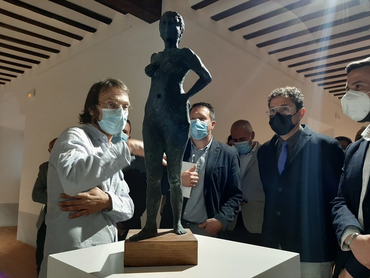 El pintor y escultor Manuel Páez explica una de sus obras que forma parte de la exposición al director general del Instituto de las Industrias Culturales...