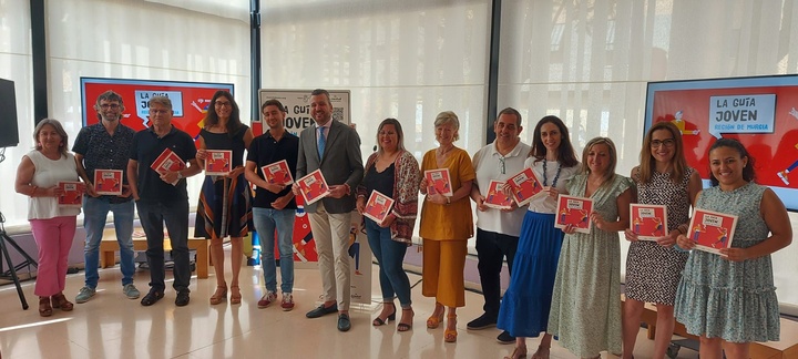El director general de Juventud, José Manuel López, presenta la primera 'Guía Joven de la Región de Murcia'