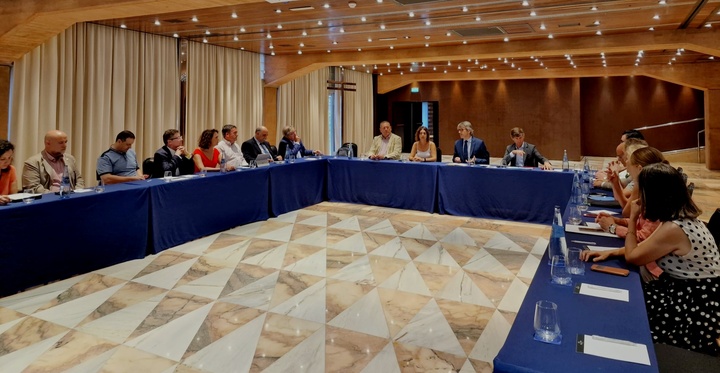 El consejero de Economía, Hacienda y Administración Digital, Luis Alberto Marín, en un momento del encuentro de trabajo con los representantes de...