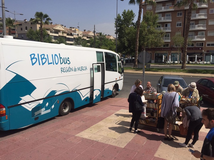 El bibliobús recorre las playas de la Región para facilitar el préstamo de obras a los veraneantes